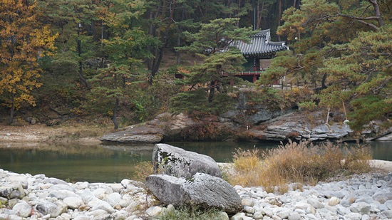  수승대는 각종 촬영지로도 이름나 있다. 근래에 '그 겨울 바람이 분다'가 이곳에서 촬영되어 시청자들의 눈길을 끈 바 있다.
