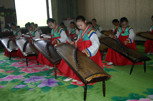 평양 만수대학생소년궁전에서 북한의 청소년들이 특기교육을 받고 있다(2005. 7.).
