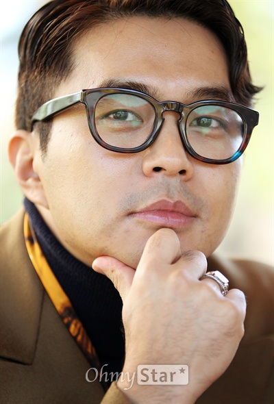  영화 <블랙가스펠>의 배우 정준이 11일 오후 서울 삼청동의 한 카페에서 오마이스타와의 인터뷰에 앞서 포즈를 취하고 있다. 