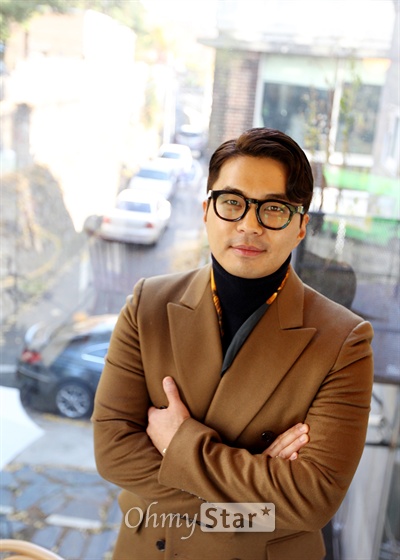  영화 <블랙가스펠>의 배우 정준이 11일 오후 서울 삼청동의 한 카페에서 오마이스타와의 인터뷰에 앞서 포즈를 취하고 있다. 