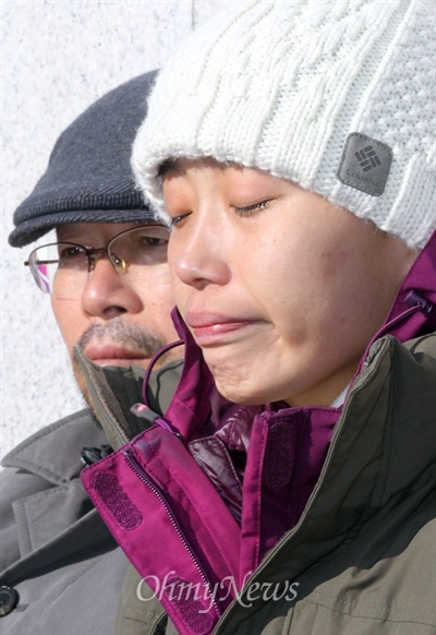 김재연의 '눈물' 박근혜 정부의 정당해산심판 청구에 항의하며 단식 15일째를 맞은 김미희 통합진보당 의원이 20일 오전 국회 본청 앞 농성장에서 쓰러져 병원으로 후송되자, 김재연 의원이 눈물을 흘리고 있다.