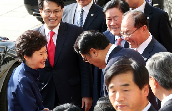 박근혜 대통령이 18일 오전 시정연설을 마친 뒤 국회의사당을 나서고 있다. 