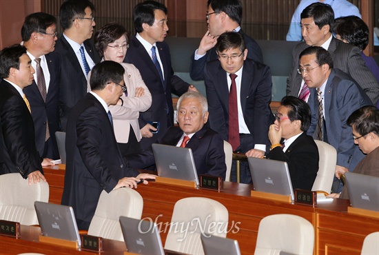 '월북하지' 막말에 격앙된 민주당 민주당 김한길 대표와 전병헌 원내대표를 비롯한 의원들이 20일 국회 본회의 외교·통일·안보분야 대정부질문에 나선 진성준 민주당 의원에게 '종북하지 말고 월북하지'라고 막말을 한 박대출 새누리당 의원에게 사과를 요구하며 격앙된 표정으로 대책을 논의하고 있다.