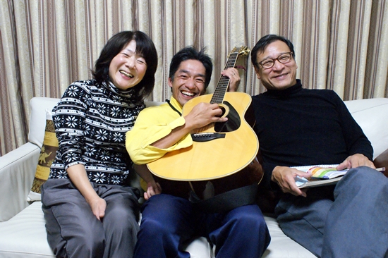 활짝 웃는 얼굴엔 다 그만한 이유가 있다. 다츠 상(맨 오른쪽)에 집에 초대받았다. 그의 부인과 기타를 들고 있는 우라베 상. 