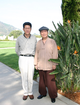 오산중 제자 진천규(전 한겨레 사진기자) 군과 LA 한 공원에서(2004. 3.)