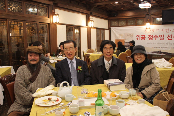  출간기념회 참석자들과 함께 한 정수일 선생: 오른쪽에서 두번째가 필자