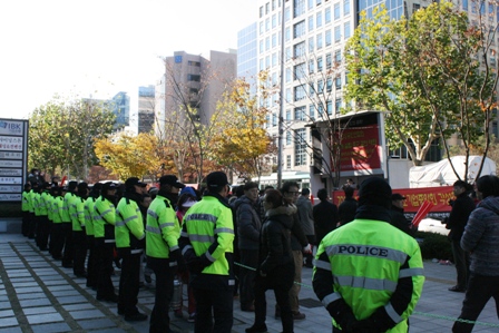 시국 관련 집회가 아님에도 불구하고 그 어느 때보다 많은 경찰들이 중소기업중앙회 입구를 든든히 지켰다 

