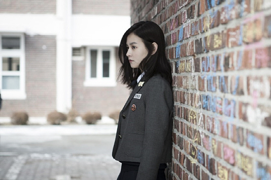 <소녀> 낙서가 가득한 벽에 기대어 있는 해원(김윤혜 분)은 소문에 둘러싸인 소녀의 상황을 의미한다.