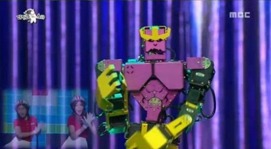  한재권 로봇 박사는 이날 <라디오스타>에서 춤추는 로봇을 선보였다. 