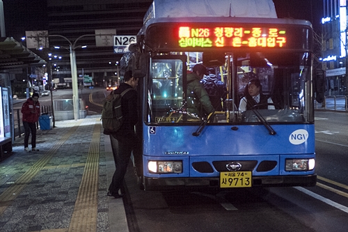 홍대입구역 정류장에서 버스에 오르는 승객들