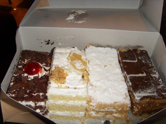 이 중에서도 가장 맛있는 것은 오른쪽에서 첫번째 두번째 케이크다.