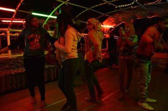 나일강의 밤을 밝히는 이 통통배는 춤을 추는 남녀로 가득하다. 한번 타는데 드는 돈은 5파운드(한화 750원)정도.