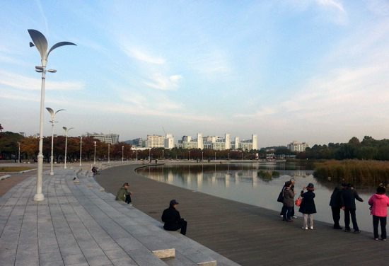 서울의 늦가을 하늘. 며칠간 이어진 초겨울 날씨에 한낮에 햇빛이 비춰도 강한 바람에 체감온도는 더 낮게 떨어지고 있다. 