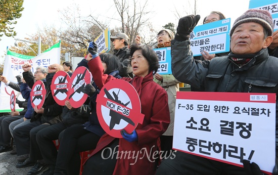 '평화와통일을여는사람들' 소속 회원들이 22일 오후 서울 용산구 국방부 앞에서 기자회견을 열어 F-35 도입에 길 터주는 소요 결정과 차기전투기 사업의 중단을 촉구하고 있다.