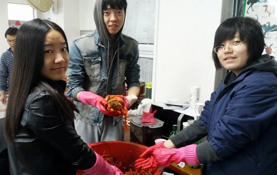 중국 보하이 대학교 한국 교류처에 근무하는 중국인 선생님들이 김장 돕기에 나섰다.