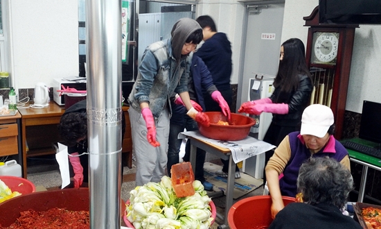 중국인들이 김치를 '먹는 것'에서 '담그는 것'으로의 체험에 나섰다.