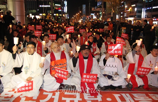 지난 22일 천주교정의구현사제단 전주교구 사제들이 전북 군산시 수송동 성당에서 '불법선거 규탄과 대통령 사퇴를 촉구하는 미사'를 열고 있는 모습.