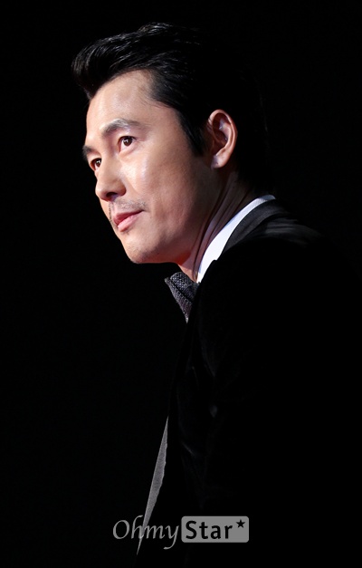  22일 오후 서울 회기동 경희대에서 열린 제34회 청룡영화상 레드카펫에서 배우 정우성이 입장하고 있다. 