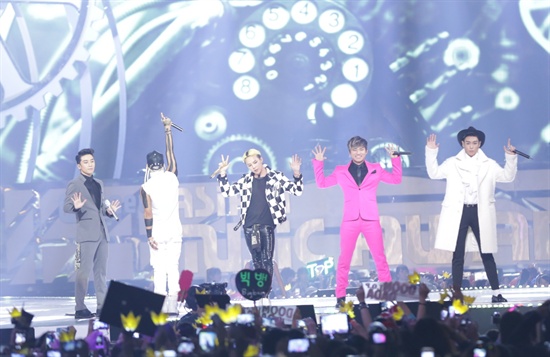  22일 오후 7시(현지시간)부터 4시간 여 동안 홍콩 아시아 월드 엑스포 아레나에서 열린 2013 엠넷 아시안 뮤직 어워드(Mnet Asian Music Award)에서 빅뱅이 무대를 펼쳤다.