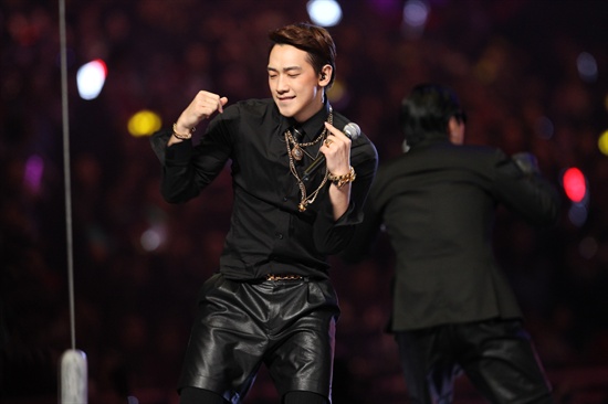  22일 오후 7시(현지시간)부터 4시간 여 동안 홍콩 아시아 월드 엑스포 아레나에서 열린 2013 엠넷 아시안 뮤직 어워드(Mnet Asian Music Award)에서 비가 무대를 펼쳤다.