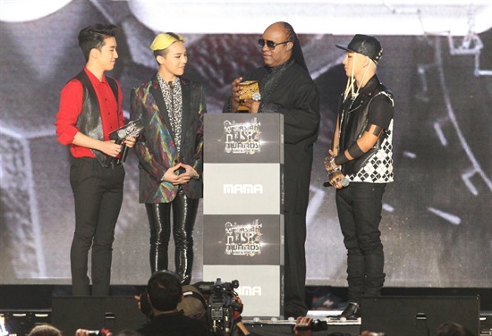  22일 오후 7시(현지시간)부터 4시간 여 동안 홍콩 아시아 월드 엑스포 아레나에서 열린 2013 엠넷 아시안 뮤직 어워드(Mnet Asian Music Award)에서 스티비 원더(Stevie Wonder)가 뮤직 메이크스 원 앰버서더 어워드(Music Makes One ambassador award)를 받았다.
