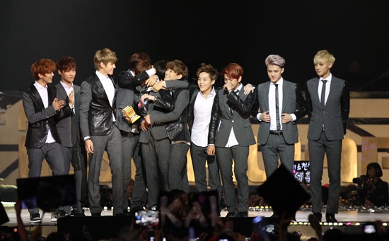  22일 오후 7시(현지시간)부터 4시간 여 동안 홍콩 아시아 월드 엑스포 아레나에서 열린 2013 엠넷 아시안 뮤직 어워드(Mnet Asian Music Award)에서 엑소(EXO)가 대상 격인 '올해의 앨범상'을 받았다.
