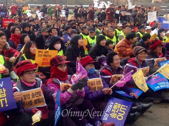  23일 오후 서울광장에서 열린  '탈방사능, 탈송전탑, 탈핵발전소' 집회에 참가해 웃고있는 참석자들.