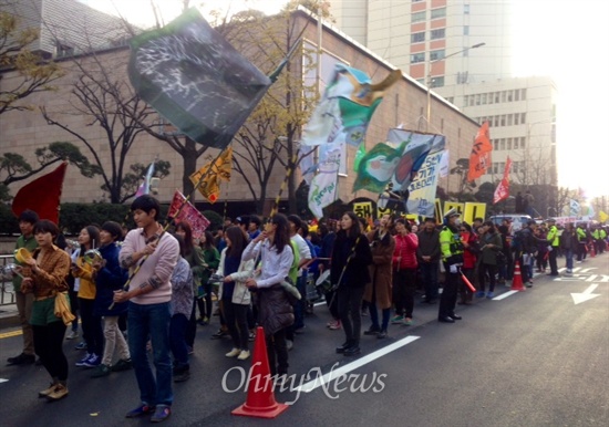  두시간여의 집회를 끝낸 이들은 한국전력 서울 본부를 거쳐 서울광장으로 돌아오는 거리 행진을 진행했다.