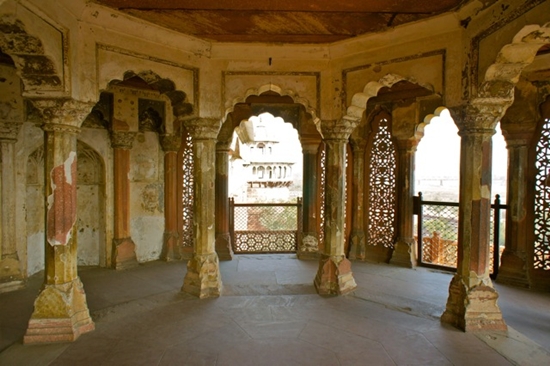 아그라 성 내부. 아그라 성은 16세기말 무굴 제국의 악바르 대제가 수도를 델리에서 아그라로 옮기면서 건축하기 시작한 것으로, 악바르 대제의 손자인 샤 자한이 완성하였다. 