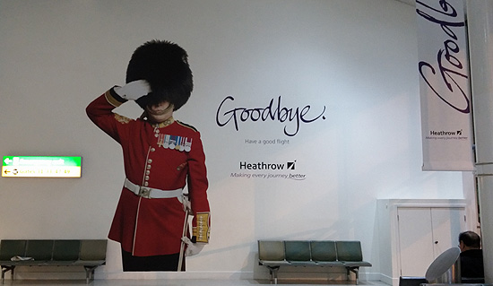 런던 히드로공항 출발 게이트 벽면에 '잘 가라'는 인사가 쓰여 있다.