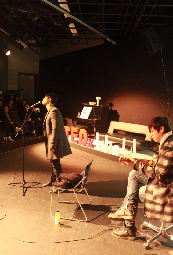 가수 김진호씨가 노래를 부르고 있다.