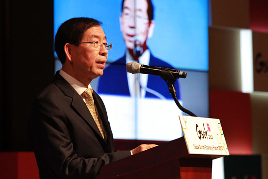 박원순 서울시장이 6일 서울시청에서 개막한 국제사회적경제포럼(Gsef2013)에서 환영사를 하고 있다.  