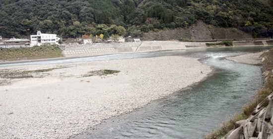 아라세댐 철거 공사가 진행되고 있는 아라세댐 하류 풍경 