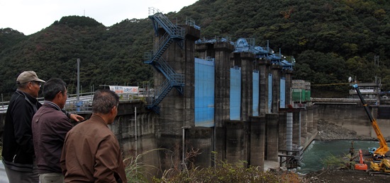 댐 철거현장을 보기위한 일본 시민들의 발걸음이 늘어나고 있다. 