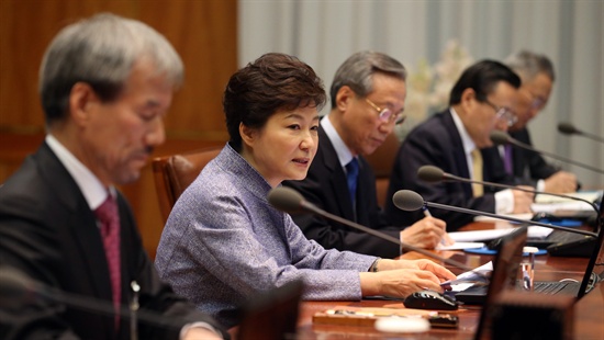  박근혜 대통령이 25일 오전 청와대에서 열린 수석비서관회의에서 발언하고 있다.