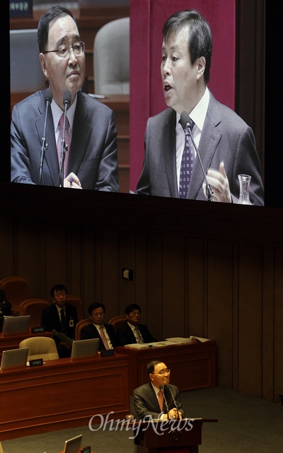 25일 국회 교육·사회·문화 분야 대정부질문에 나선 도종환 민주당 의원이 교학사 역사교과서 왜곡 문제에 대해 집중 질의하자 정홍원 국무총리가 "역사학자들이 판단할 문제"라며 즉답을 피하고 있다.