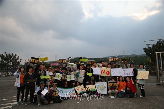 피스&그린보트의 'No Nuke Taiwan! - 원전 없는 아시아를 위하여' 프로그램에 참여한 한일 양측 참가자들이 타이완 롱먼 원전 앞에서 반핵 시위를 벌였다. 