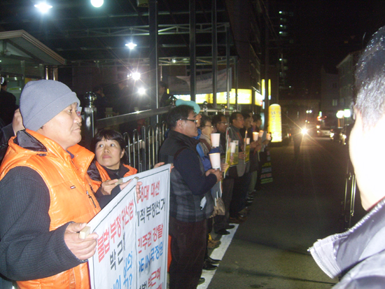 수송동성당 신자들이 불법부정선거를 규탄하고 대통령 사퇴를 촉구하는 피켓들을 들고 성당 앞에 도열해 시위를 하고 있다. 