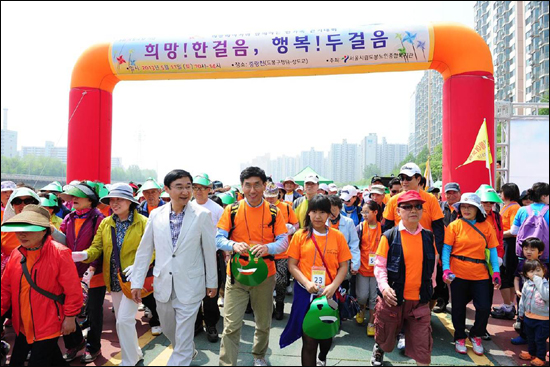 SK건설이 지난 5월 개최한 '희망메이커와 함께 하는 한가족 걷기 대회' 행사
