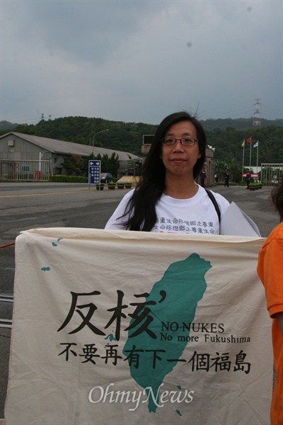 타이완 반핵운동의중심 단체인 대만환경보호연맹(TEPU)의 리시룡 사무국장이 롱먼 원전 앞에서 반핵 피켓 시위를 벌이고 있다.