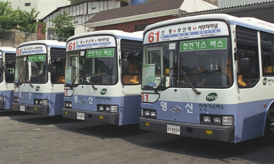 지난 23일 부산시가 시내버스와 도시철도 등 대중교통에 대한 일제 요금인상을 단행하면서 부산지역 야권과 시민사회가 반발하고 있다. 사진은 부산 시내버스 차고지. 