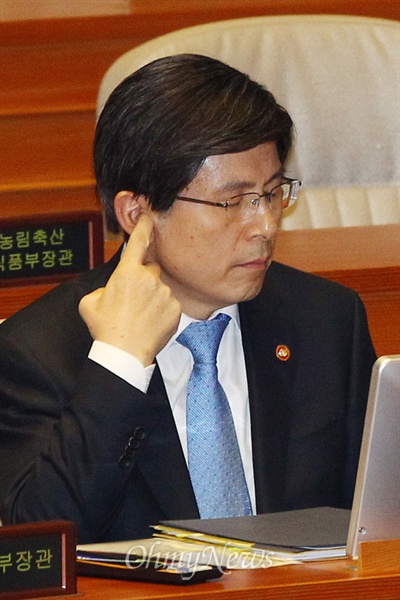 2013년 11월 국회 대정부 질의에서 생각에 잠겨 있는 황교안 당시 법무부 장관

