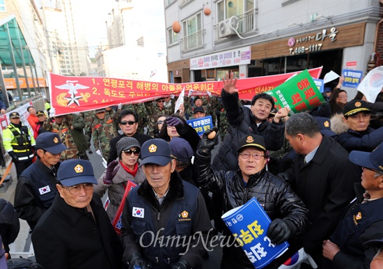 천주교 정의구현사제단 전주교구 소속 사제들의 시국 미사가 논란이 되고 있는 가운데, 25일 오후 전북 군산 수송동 성당 앞에서 보수단체인 한국자유총연맹, 재향군인회, 해병대전우회 소속 회원들이 기자회견을 열어 박창신 전주교구 신부의 연평도 포격을 옹호하는 발언을 규탄하며 성당을 향해 계란을 던지고 있다.    