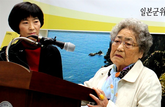 일본군 위안부 피해자인 김복득(96) 할머니가 최근 병세가 악화되어 요양병원에 입원해 치료를 받고 있다. 사진은 김 할머니가 '일본군 위안부 역사관' 건립 기금으로 2000만원을 기탁하는 기자회견을 지난 4일 통영시청 브리핑룸에서 열었을 때 모습. 옆에 송도자 일본군위안부할머니와함께하는통영거제시민모임 대표가 서있다. 
