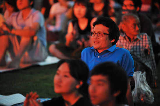  부천국제판타스틱영화제 조직위원장인 김만수 부천시장이 영화제 행사를 즐기고 있다.