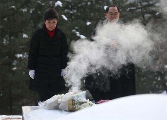 새누리당 박근혜 대선후보가 2012년 12월 13일 오후 베론성지를 찾아 여진천 주임신부와 함께 민주화 운동가로 널리 알려진 지학순 주교의 묘역을 참배하고 있다. 