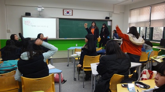 믿기지 않겠지만 대한민국 고등학생들이다. 서로 발표하려고 손을 들고 있다.