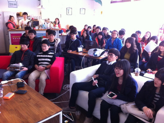 류재현 감독님의 강의에 집중하는 청소년들