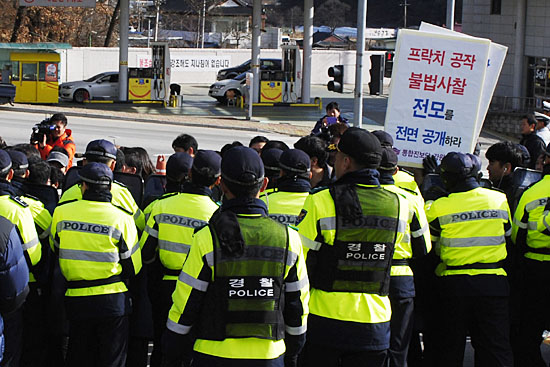  사찰에 항의하기 위해 경찰청 안으로 들어서려는 시민사회단체 대표들을 막아서고 있는 경찰.