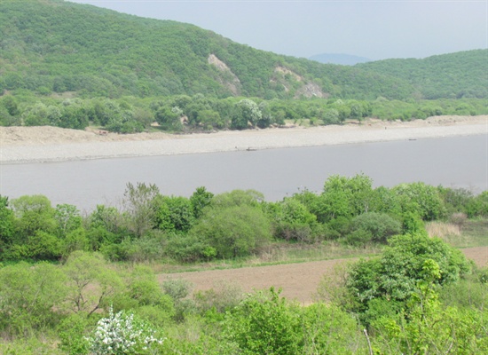 두만강. 강 건너가 중국 땅이다. 사진은 2012년 5월에 촬영했다.
